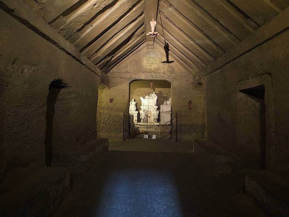L'extraordinaire Volumni Hypogeum (tombeau étrusque) - Perugia | Secret World Trip Planner
