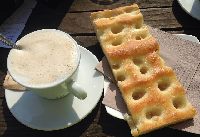 De focaccia met cappuccino - Monterosso al Mare | Secret World Trip Planner