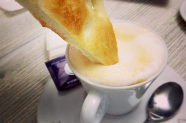 De focaccia met cappuccino - Monterosso al Mare | Secret World Trip Planner