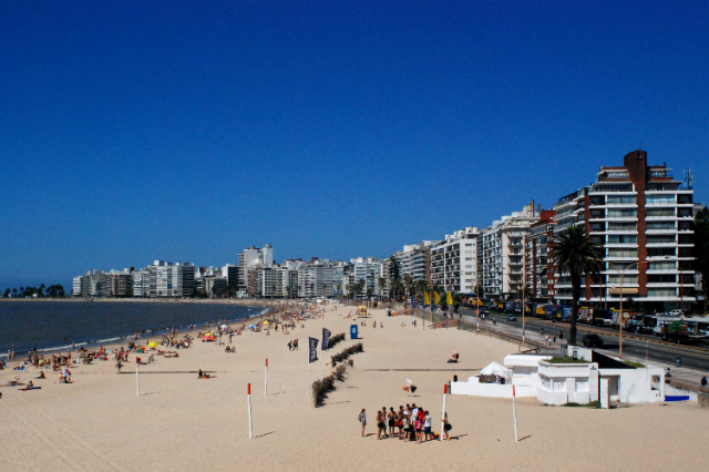 洛斯波奇托斯海滩 - De los Pocitos Beach | Secret World Trip Planner
