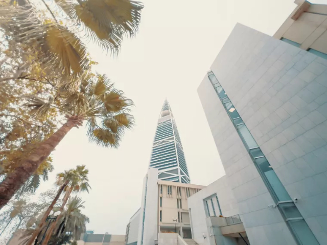 Al Faisaliah Tower – La Lanza Brillante de la Modernidad en Riad - Riyadh | Secret World Trip Planner