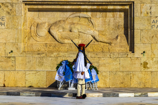 De wisseling van de wacht - Monument to the Unknown Soldier | Secret World Trip Planner