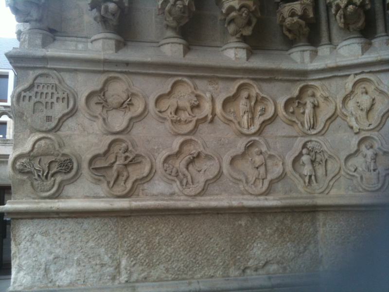 Signos del Zodiaco en la catedral de Amiens - Amiens | Secret World Trip Planner