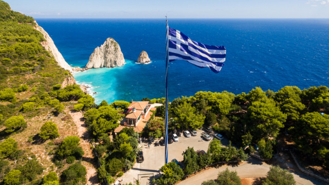 A história da maior bandeira grega do mundo em Zákynthos - Keri | Secret World Trip Planner