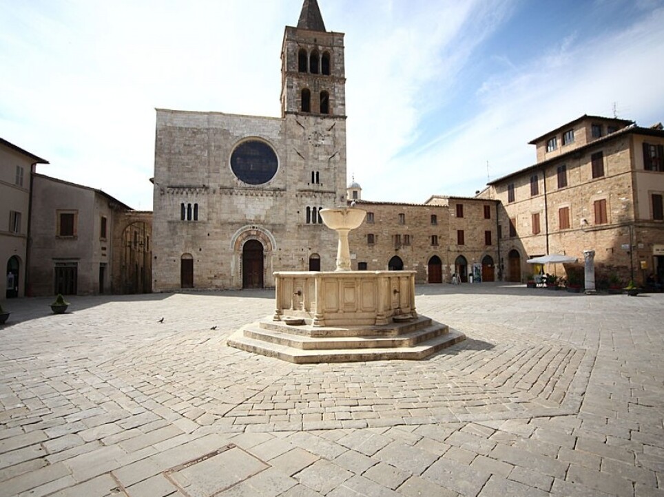 Bevagna: a fonte na praça principal - Bevagna | Secret World Trip Planner