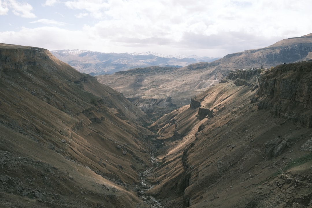 Visite wadis dramático, como Wadi Nakher localizado na profundidade do mais profundo de Omã - An Nakhur | Secret World Trip Planner