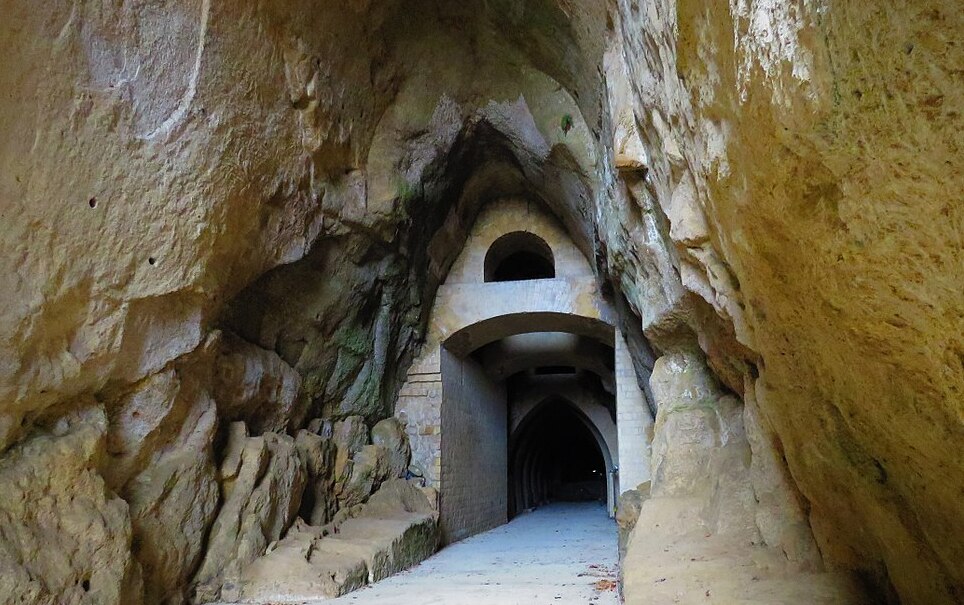 La Crypta Neapolitana, también conocida como la Antigua Cueva de Pozzuoli - Napoli | Secret World Trip Planner