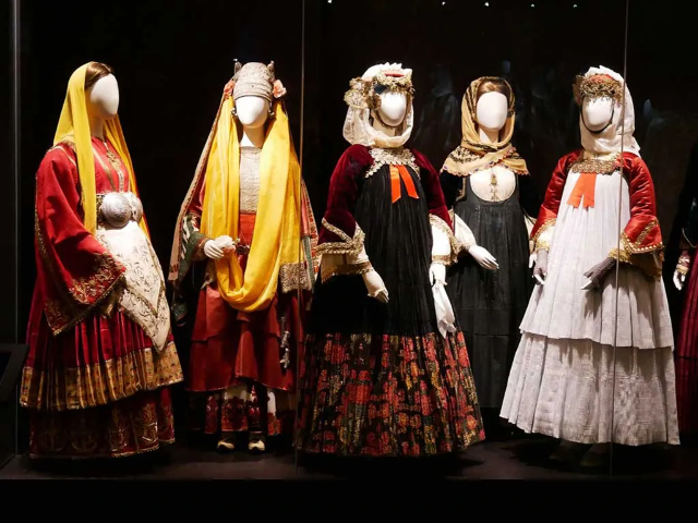 Coleção Victoria G. Karelias de trajes tradicionais gregos — Kalamata