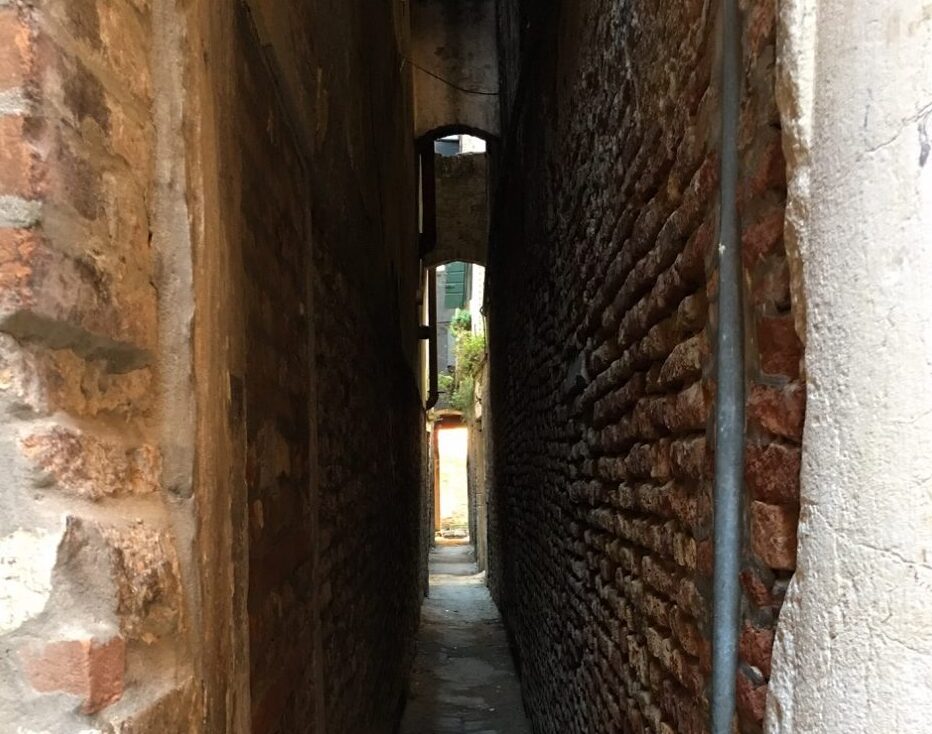 칼레 바리 스코:베니스에서 가장 좁은 거리 - Venezia | Secret World Trip Planner