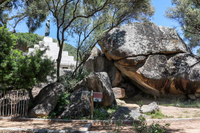 A Gruta Bonaparte e Place d'Austerlitz - Ajaccio | Secret World Trip Planner