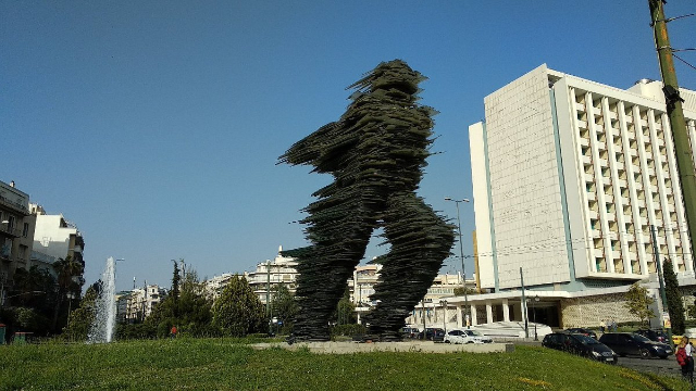 Dromeas, De glazen loper van Athene: Een sculptuur in beweging - Athens | Secret World Trip Planner