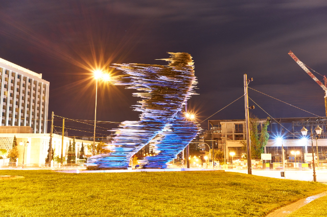 Dromeas, De glazen loper van Athene: Een sculptuur in beweging - Athens | Secret World Trip Planner