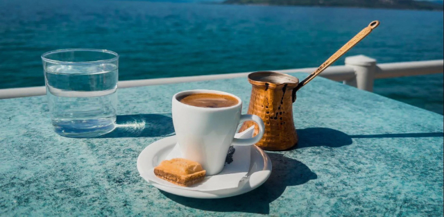 Begrüßen Sie die griechische Tradition mit einer Tasse griechischem Kaffee - Thessaloniki | Secret World Trip Planner