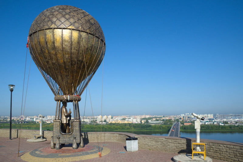 Plataforma de observación del terraplén Fedorovsky y monumento a Julio Verne - Nizhnij Novgorod | Secret World Trip Planner