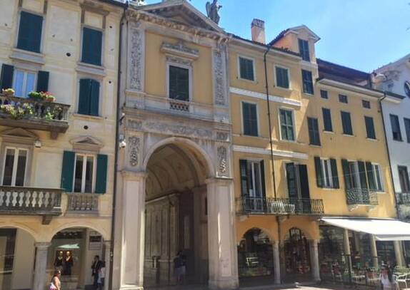 ヴァレーゼの街の中心部にあるアルコメラ - Varese | Secret World Trip Planner