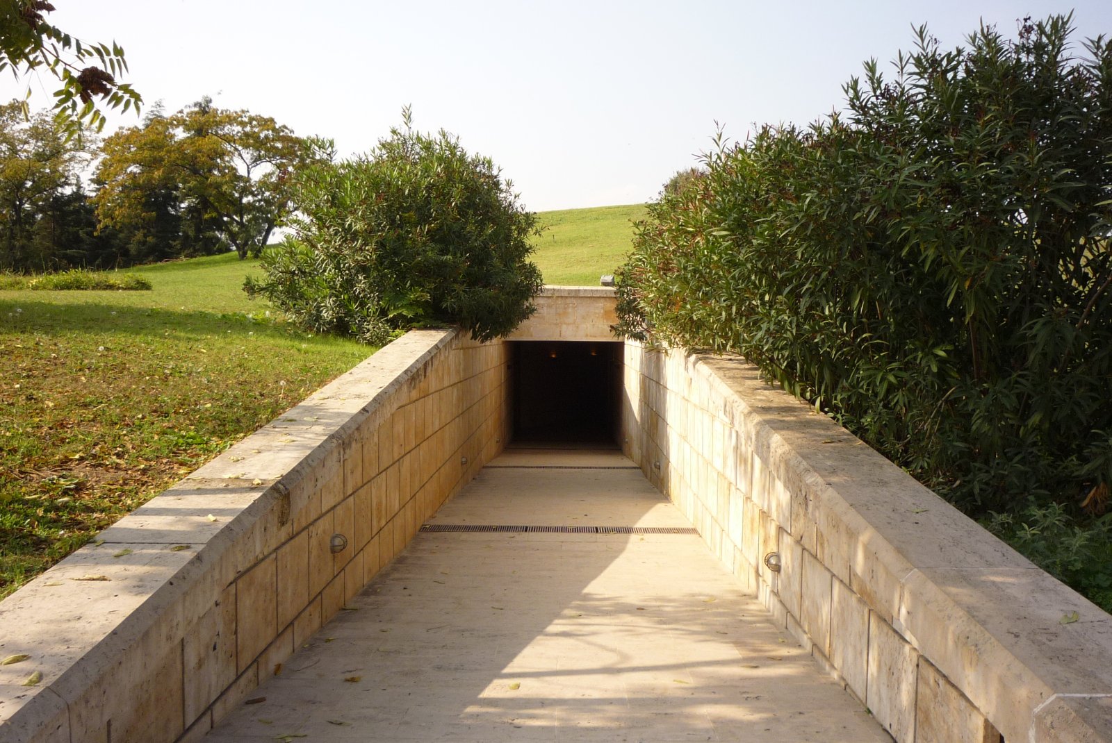 El espejo de Eros en Vergina - Verghina | Secret World Trip Planner