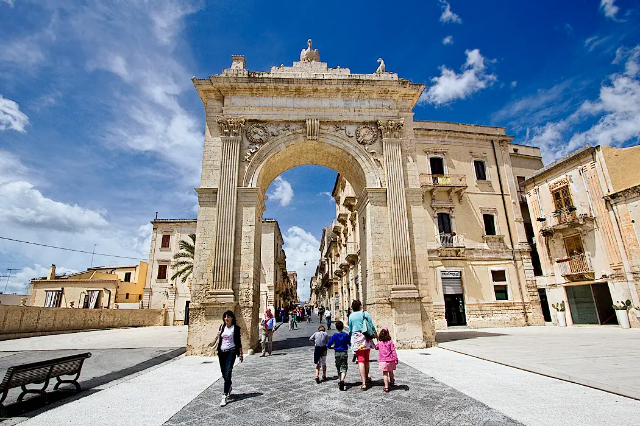 Koninklijke poort - Noto | Secret World Trip Planner