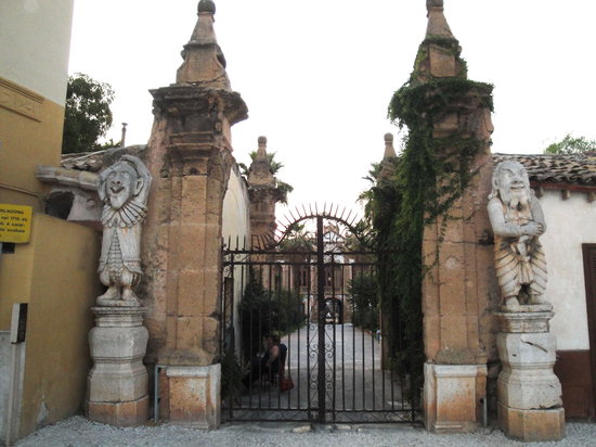 Villa Palagonia también conocida como Villa de los Monstruos - Bagheria | Secret World Trip Planner
