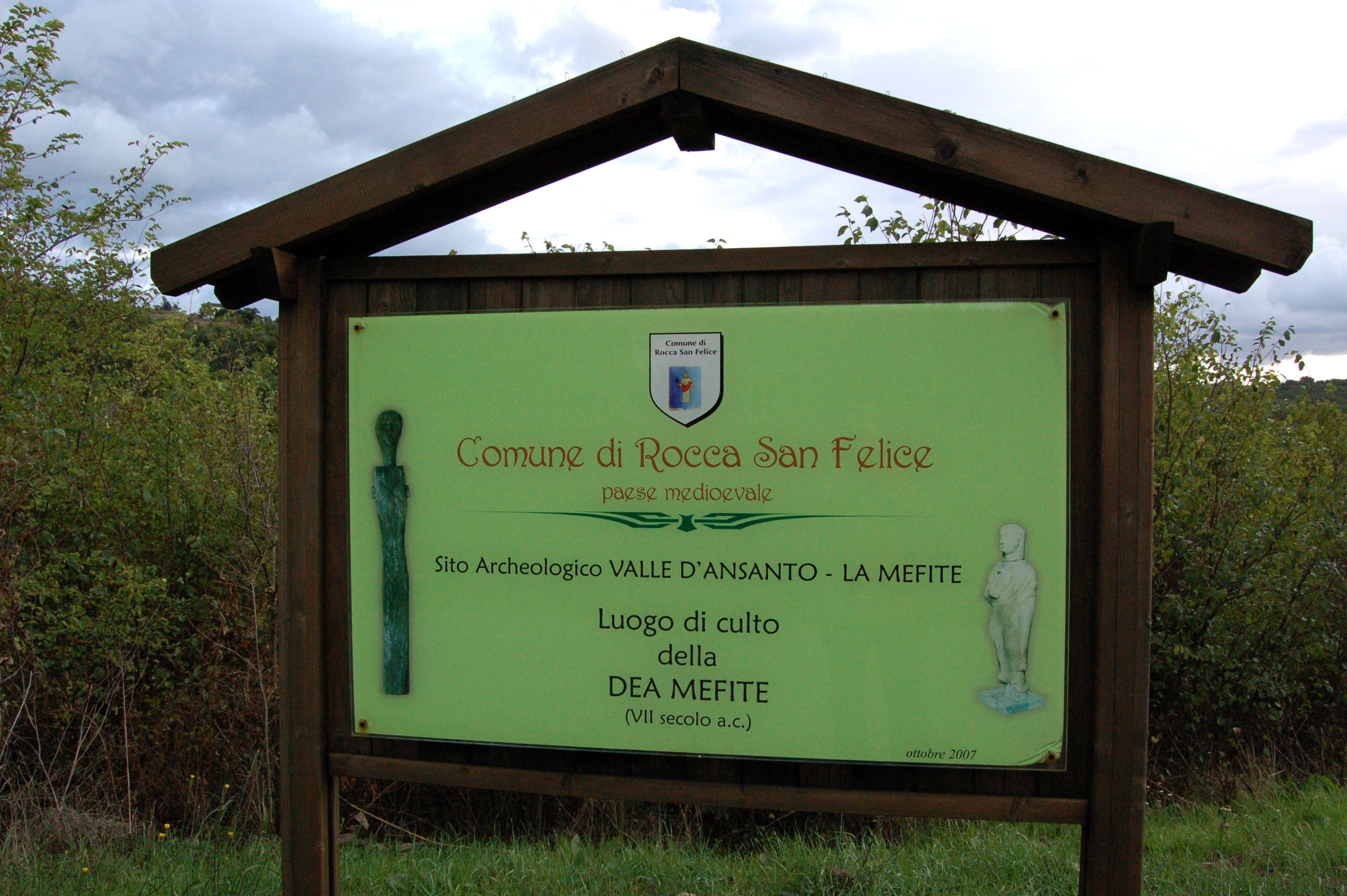 Mefita a porta do inferno.... - Rocca San Felice | Secret World Trip Planner