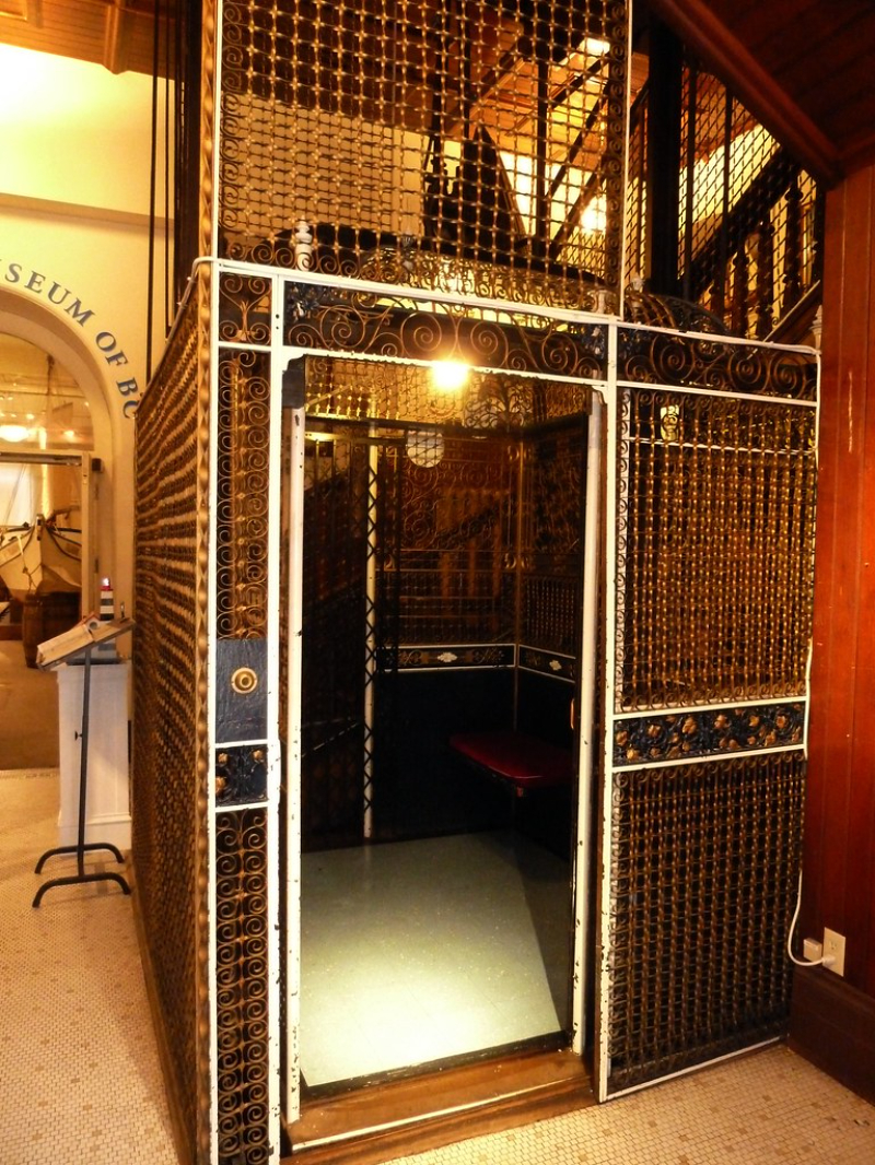Ascensore a gabbia del Museo Marittimo - Victoria | Secret World Trip Planner
