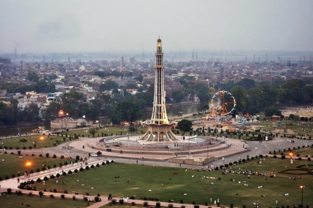 The iconic Minar-e Pakistan - Lahore | Secret World Trip Planner