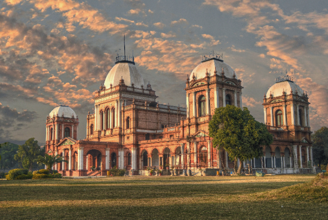 The majestic Noor Mahal - Bahawalpur | Secret World Trip Planner