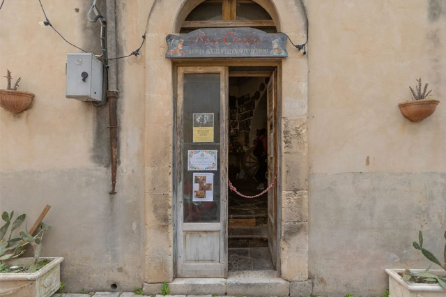 Rosso Cinabro - Atelier van kunst - Ragusa | Secret World Trip Planner