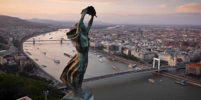 Vrijheidsbeeld - Budapest | Secret World Trip Planner