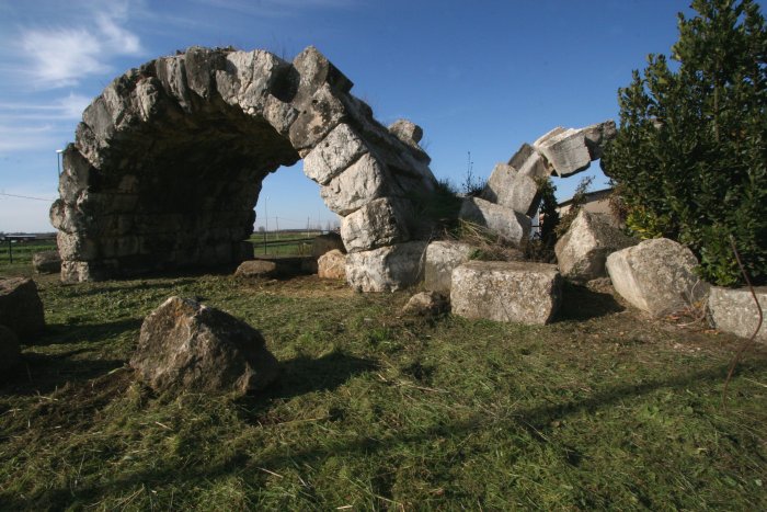 Bogen van San Lidano - Sezze Scalo | Secret World Trip Planner