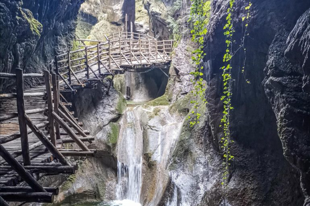 カリエルンの洞窟 - Via Grotte del Caglieron | Secret World Trip Planner