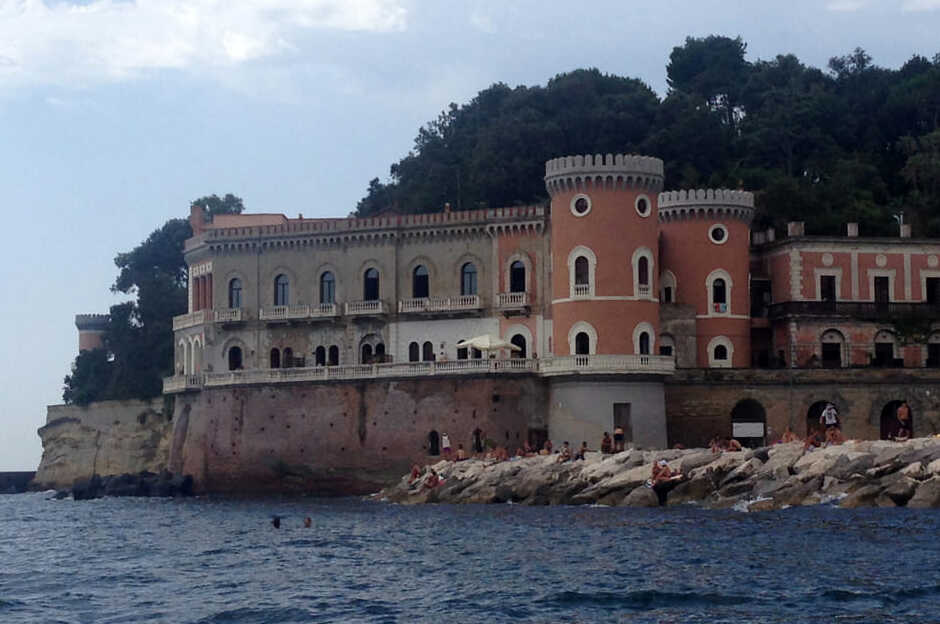 Palazzo Palladini在阳光下的一个地方 - Napoli | Secret World Trip Planner