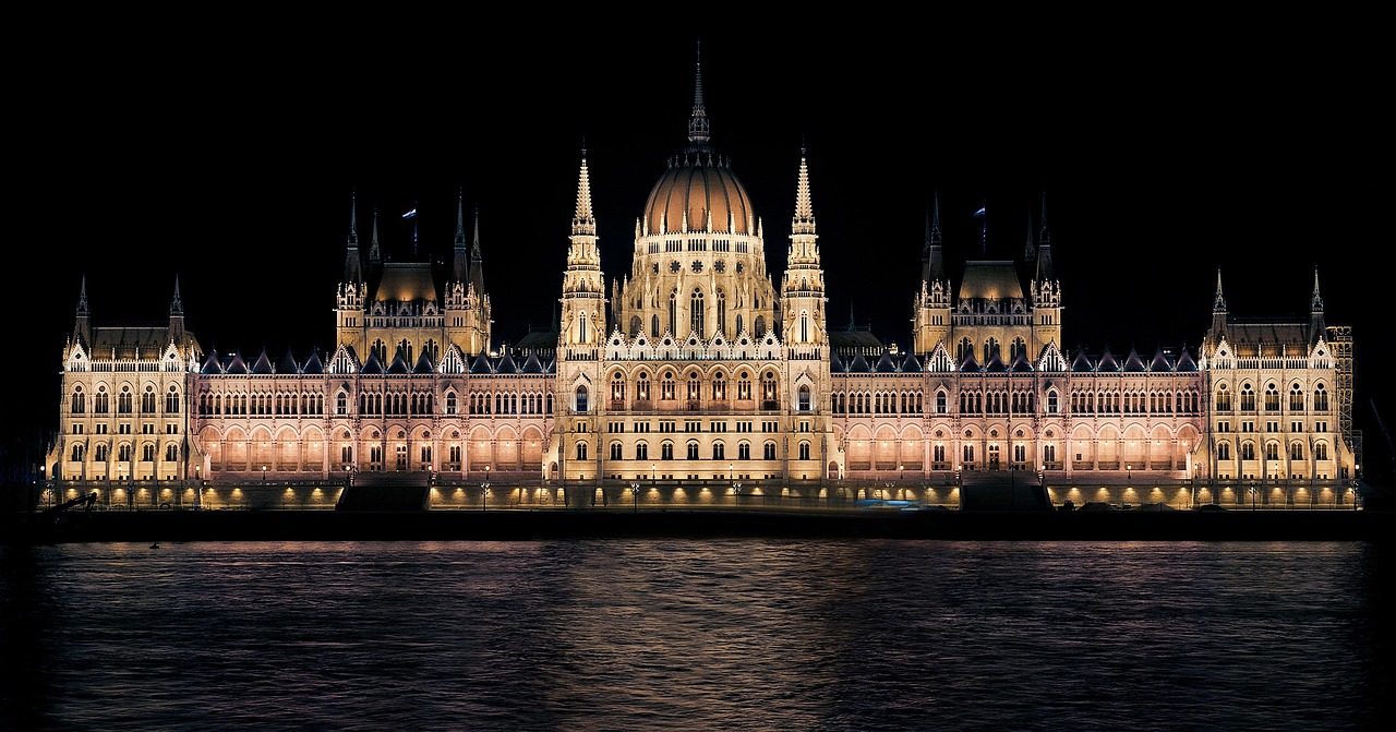 Ungarisches Parlament:Eines der größten Gebäude Ungarns - Budapest | Secret World Trip Planner