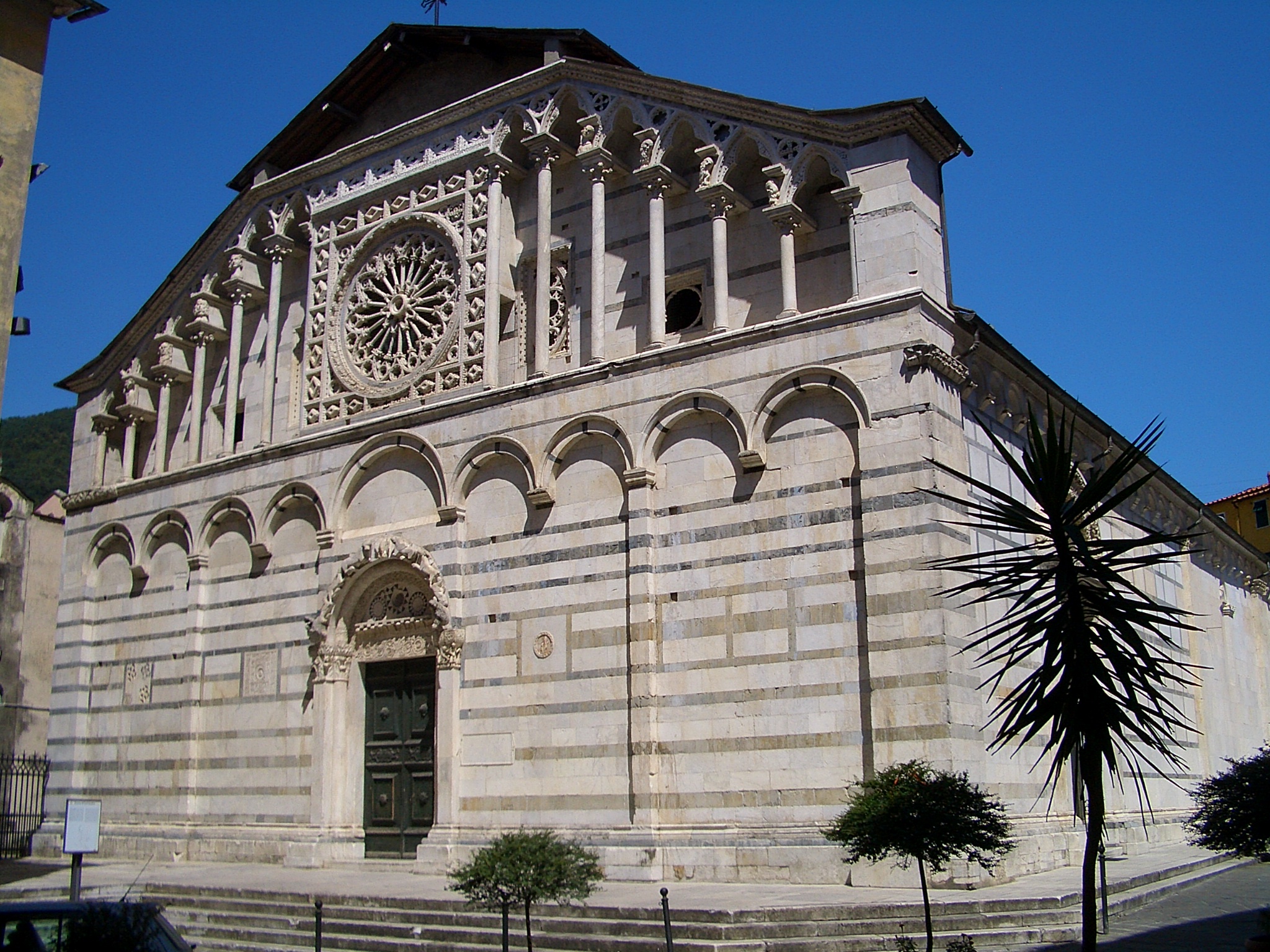 Kathedrale St. Andrew's - Carrara | Secret World Trip Planner