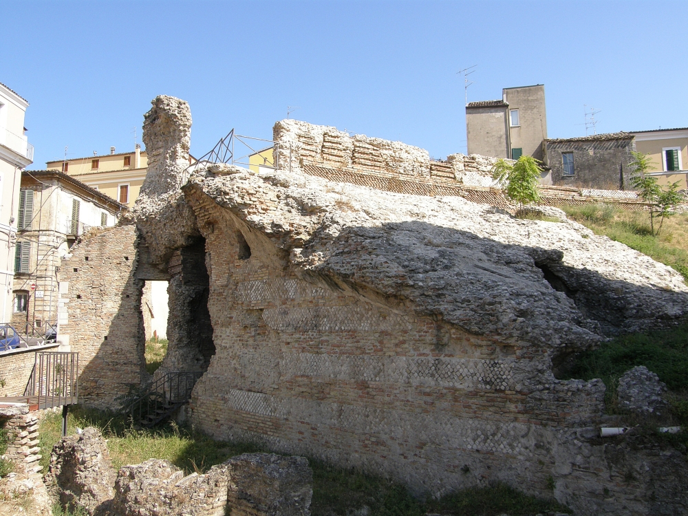 Römisches Theater von Chieti - Chieti | Secret World Trip Planner