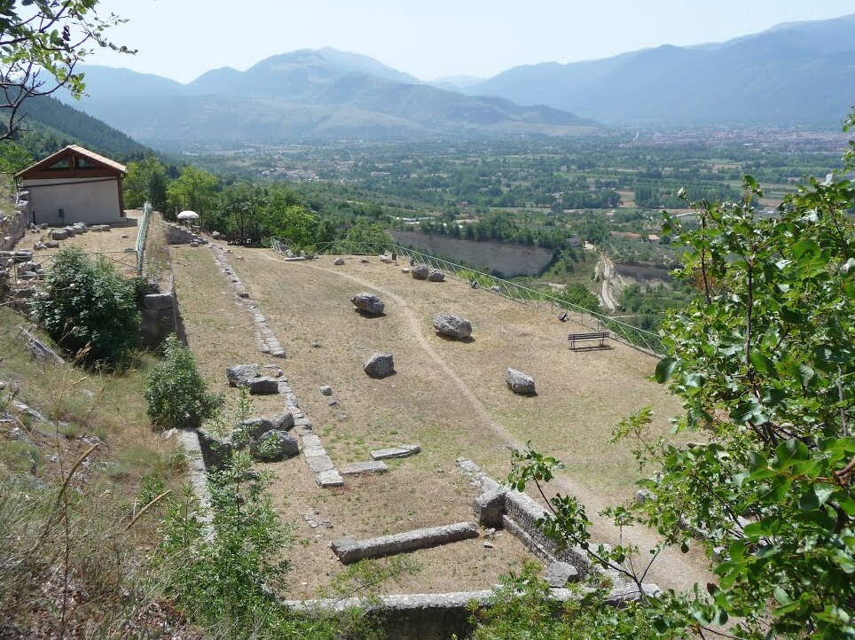 Der Berg Morrone und das Heiligtum von Ercole Curino - Via Badia | Secret World Trip Planner