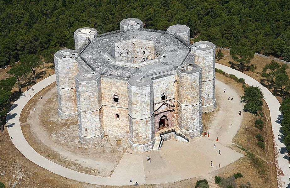 蒙特城堡(Castel del Monte) - Castel del Monte | Secret World Trip Planner