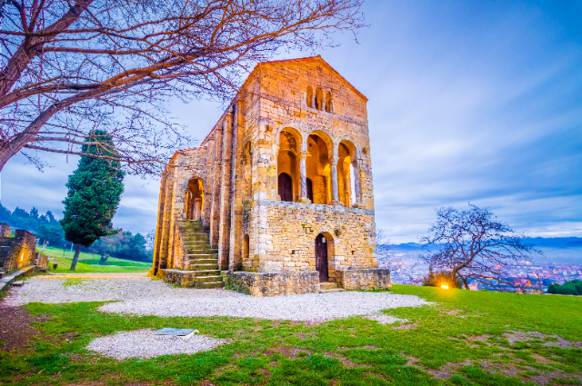 Santa María del Naranco Kerk - Oviedo | Secret World Trip Planner