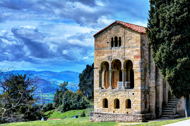 Santa María del Naranco Kerk - Oviedo | Secret World Trip Planner
