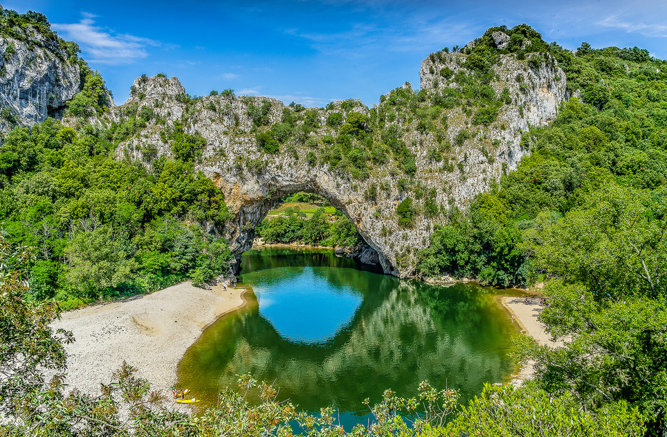 Pont d'ArcはArdècheの大きな自然の橋です — Vallon-Pont-d'Arc