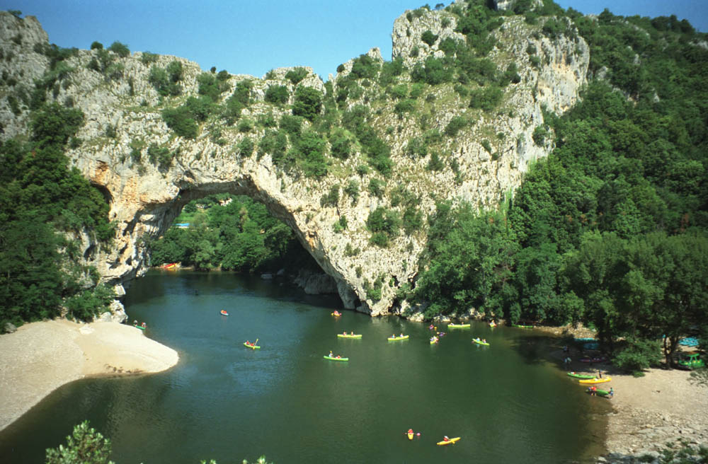 Pont d'ArcはArdècheの大きな自然の橋です - Vallon-Pont-d'Arc | Secret World Trip Planner
