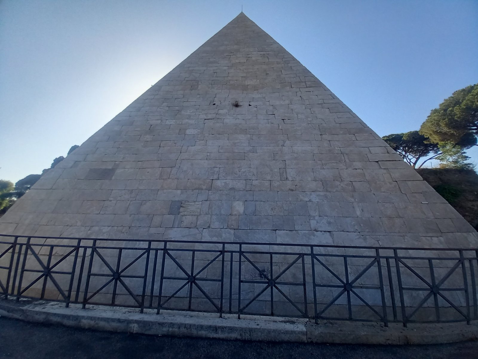 Rom: Die Pyramide von Cestius - Roma | Secret World Trip Planner