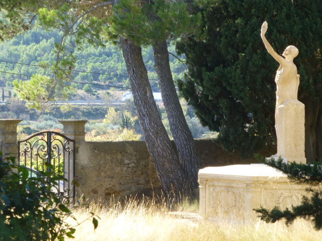 Tomba dans Henry Bataille - Moux | Secret World Trip Planner