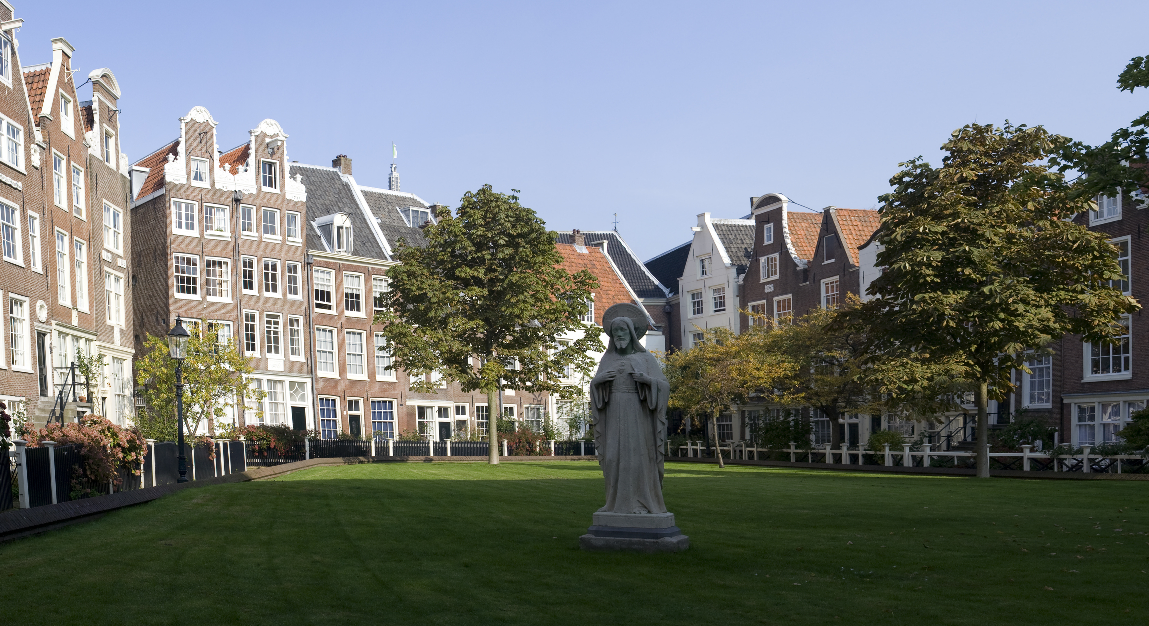 Begijnhof - one of the oldest inner courts - Amsterdam | Secret World Trip Planner