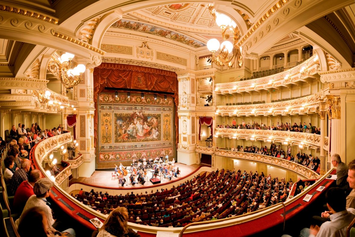 センペルオペラハウス - Dresden | Secret World Trip Planner