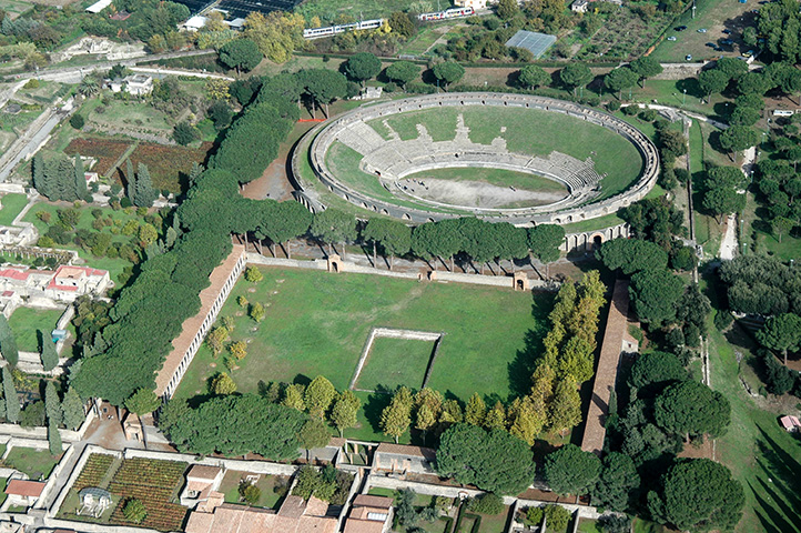 Amfitheater - Via dell’Abbondanza | Secret World Trip Planner