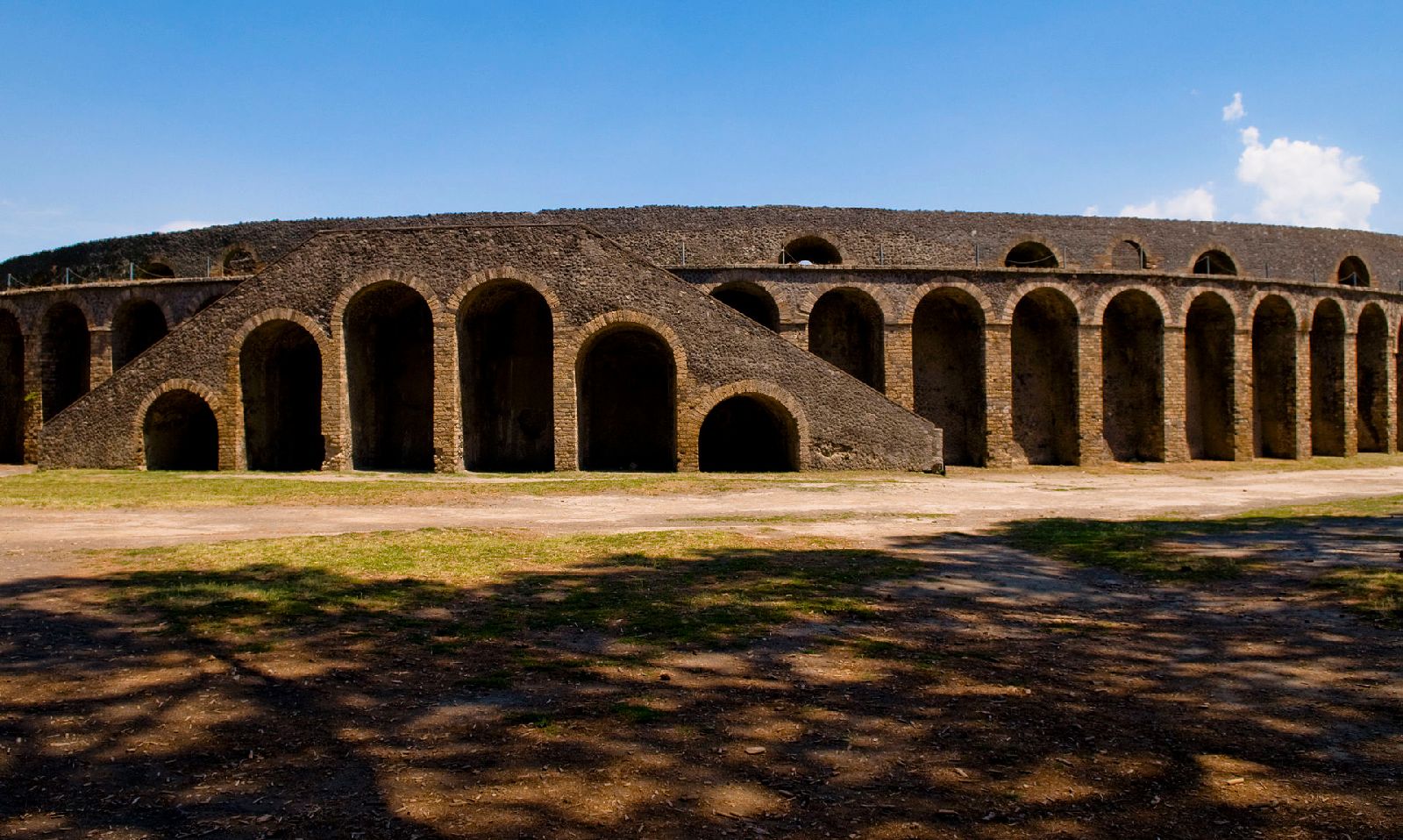 Amfitheater - Via dell’Abbondanza | Secret World Trip Planner