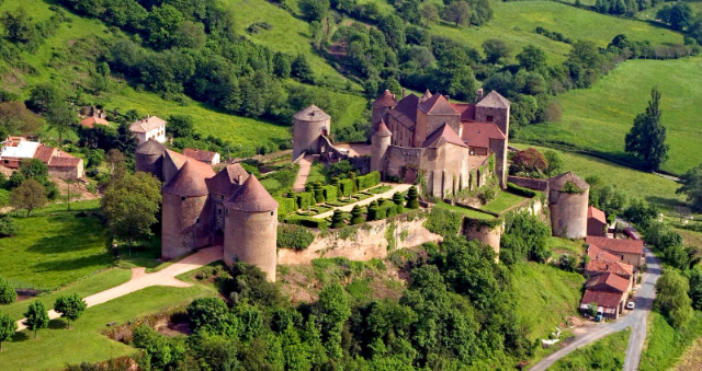 A Fortaleza de Brézé - Berzé-le-Châtel | Secret World Trip Planner