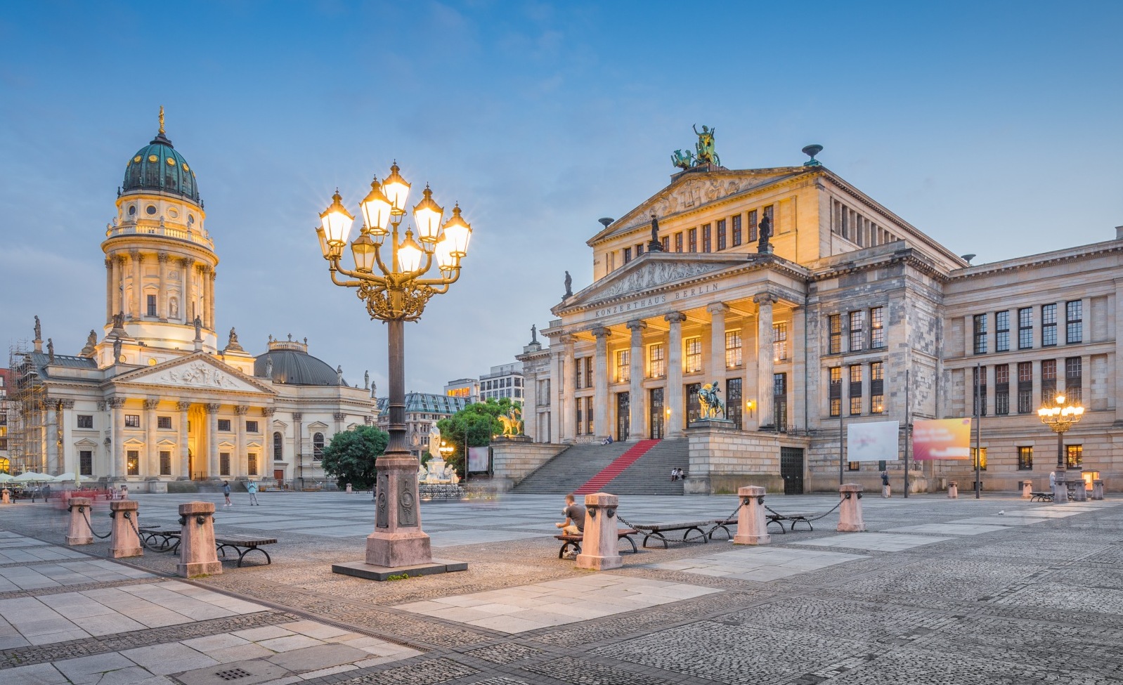 Żandarmenmarkt jest chyba najbardziej okazałym placem berlińskim - Berlin | Secret World Trip Planner