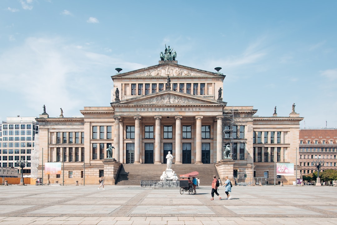 Żandarmenmarkt jest chyba najbardziej okazałym placem berlińskim - Berlin | Secret World Trip Planner