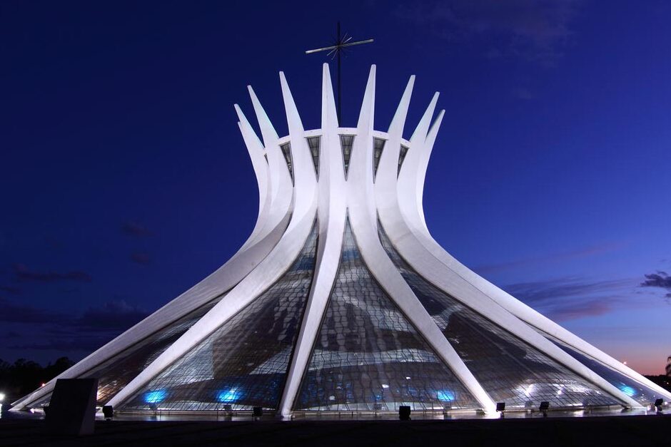 Brasilia / The church bears by Niemeyer — Eixo Monumental - Esplanada dos Ministérios - Brasília